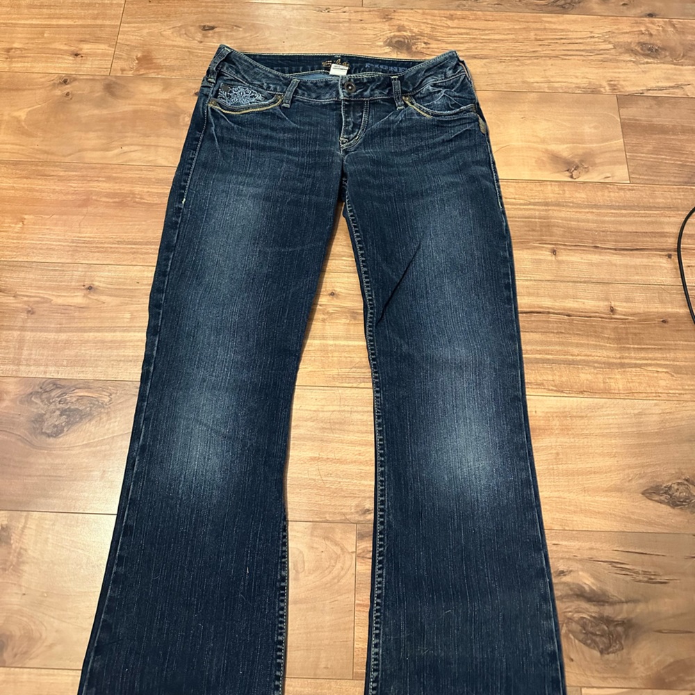 Straight cut blue jeans.